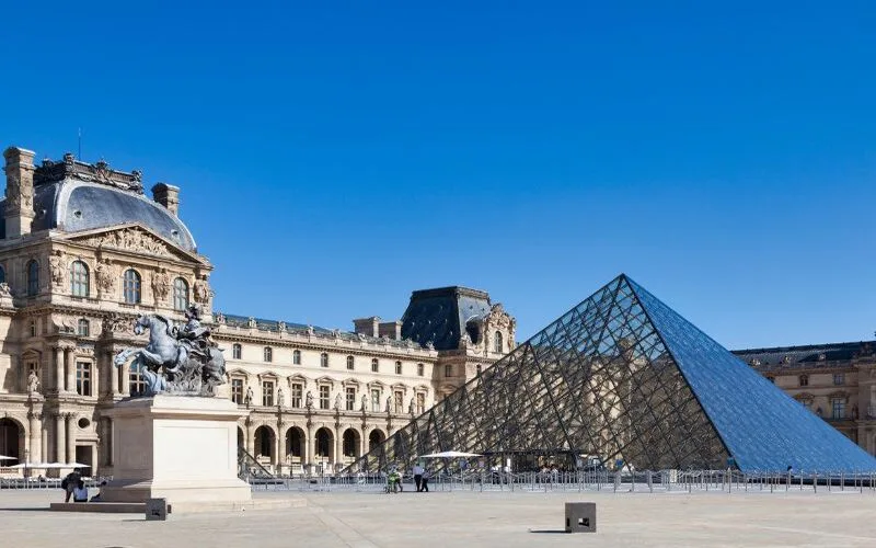 bao tang louvre bieu tuong nghe thuat lich su va kien truc nuoc phap