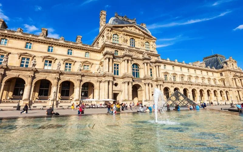bao tang louvre bieu tuong nghe thuat lich su va kien truc nuoc phap