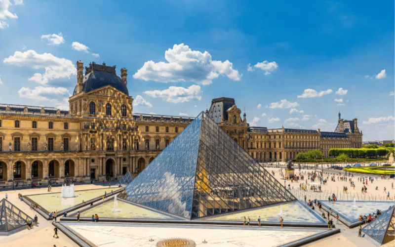 bao tang louvre bieu tuong nghe thuat lich su va kien truc nuoc phap